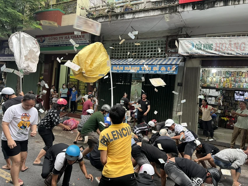 Tại khu vực hộ kinh doanh hành tỏi nằm ở số 37, Nguyễn An Khương (quận 5, TP.HCM), nhiều người nháo nhào gom tiền, gây nguy hiểm cho người đi đường. Tại khu vực hộ kinh doanh hành tỏi nằm ở số 37, Nguyễn An Khương (quận 5, TP.HCM), nhiều người nháo nhào gom tiền, gây nguy hiểm cho người đi đường.