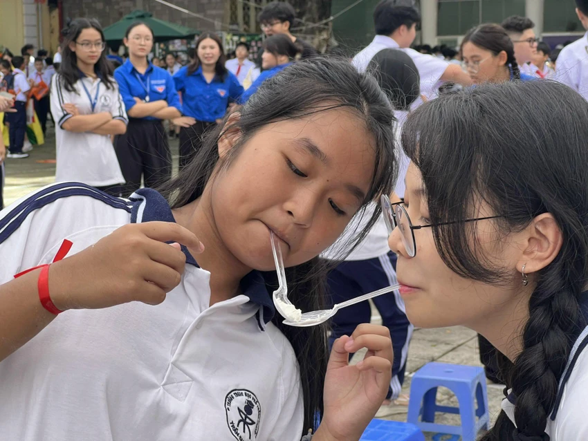 Trò chơi "Chuyền bột bằng thìa".