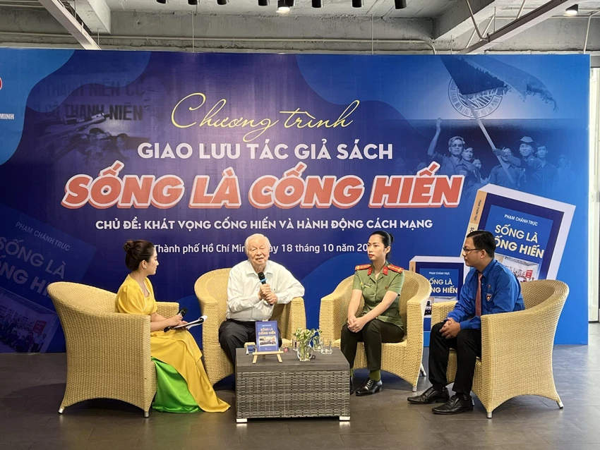 Song-la-cong-hien-cung-Pham-Chanh-Truc2.jpg