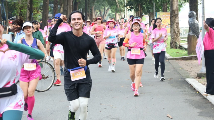 Chạy-bộ-Giải-chạy-Hồng-vì-bệnh-nhân-ung-thư-vú.jpeg