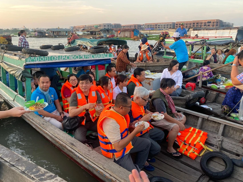Đoàn đại biểu tham quan chợ nổi Long Xuyên sáng 15-12. Đoàn đại biểu tham quan chợ nổi Long Xuyên sáng 15-12.
