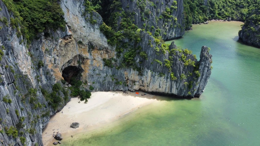 Đảo Thủng- Hòn đảo mang vẻ đẹp kì bí. Ảnh : QUANG TRẦN Đảo Thủng- Hòn đảo mang vẻ đẹp kì bí. Ảnh : QUANG TRẦN
