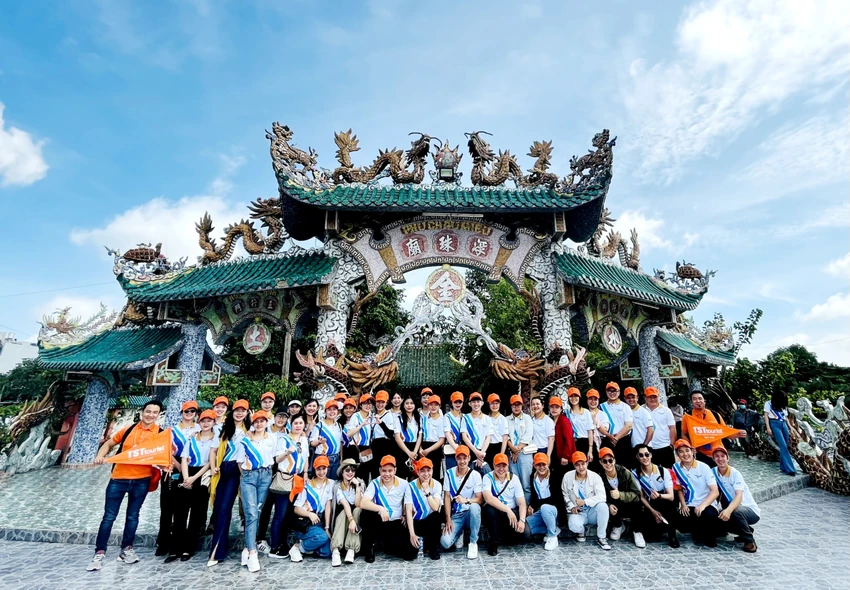 Đoàn tham quan Chùa Miếu Nổi ở quận Gò Vấp. Đoàn tham quan Chùa Miếu Nổi ở quận Gò Vấp.