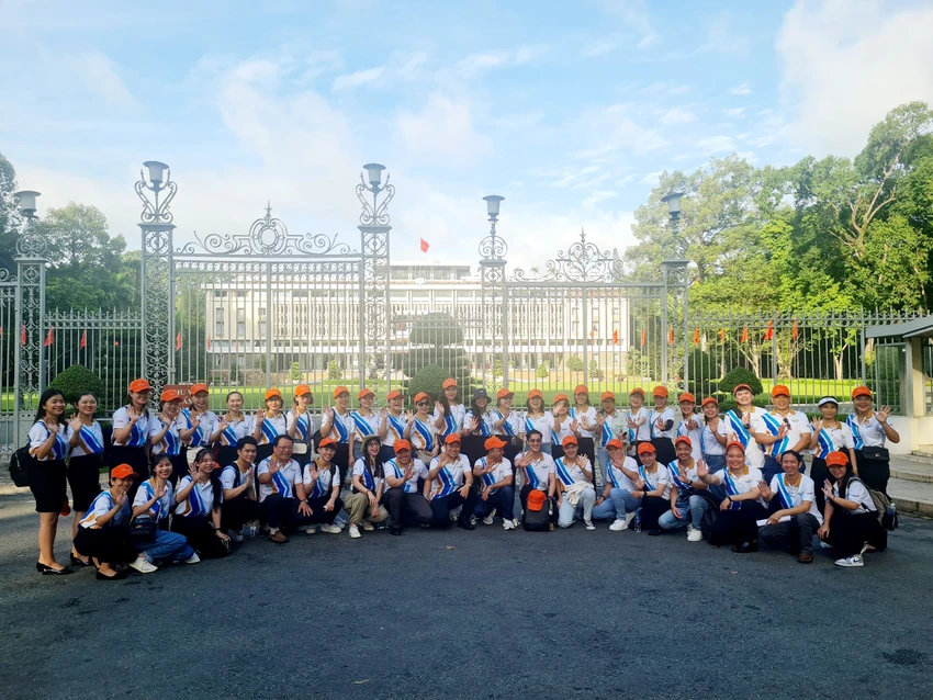 Dinh Thống Nhất là một trong những địa điểm thu hút khách du lịch. Dinh Thống Nhất là một trong những địa điểm thu hút khách du lịch.