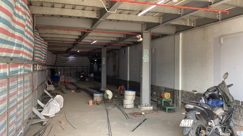 Đẩy nhanh tiến độ sửa chữa, nâng cấp bãi đậu xe cho bến xe miền Tây. Ảnh: HOÀNG HIẾU.