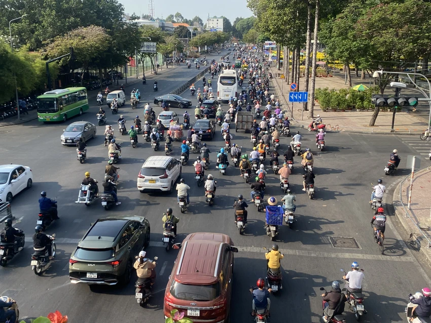 Những ngày cận Tết, giao thông tại TP.HCM càng nhộn nhịp hơn. Ảnh: HOÀNG HIẾU.