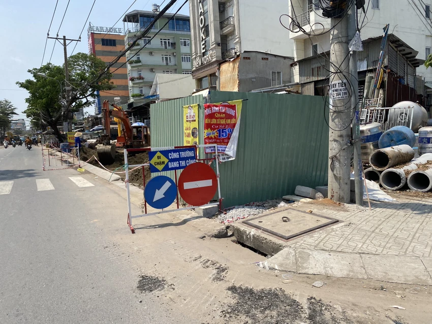 Một phần đường Dương Quảng Hàm được rào chắn để thi công. Ảnh: HOÀNG HIẾU.