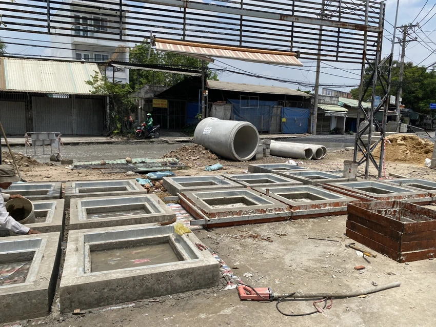 Ống cống hộp, nắp cống được vận chuyển đến công trường thi công.