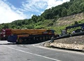 Xe đầu kéo gặp sự cố, đèo Hải Vân kẹt cứng nhiều giờ liền