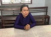 Cô gái đi xe tay ga vào cửa hàng trộm card điện thoại