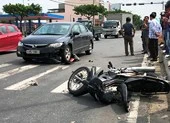 Cha chở con gái học lớp 10 bị ô tô húc văng gần chục mét