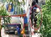 Rút ruột xăng dầu xuyên đèo Hải Vân nhanh như chớp
