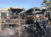 2 xe khách đậu trong bến bị thiêu rụi