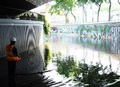 Hầm chui cầu Khánh Hội ngập nửa mét sau mưa lớn
