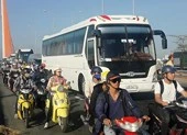 Xe tải chắn ngang trên cầu, nhiều người vật vã vì kẹt xe
