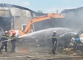 Cháy lan 2 nhà xưởng ở Bình Chánh trong ngày Thần Tài