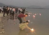Thả hoa đăng tưởng nhớ các liệt sĩ Gạc Ma