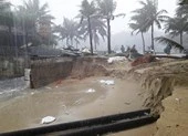 Bờ biển Đà Nẵng bị xé toạc, nước thải tràn ra biển