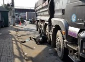 Người đàn ông bị xe ben kéo lê 5 m, tử vong tại chỗ