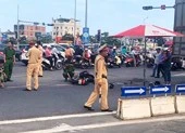 Cha khóc thét bên thi thể con 10 tuổi bị xe tải tông tử vong