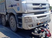 Cô gái bị xe tải kéo lê 5m, tử vong tại chỗ