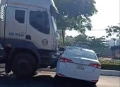 Xe container đẩy taxi đi hơn 100 m, hành khách hoảng hốt