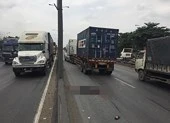 Một thanh niên nhiều lần lao vào ô tô đang chạy ở Thủ Đức