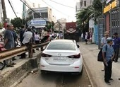 Ô tô đậu trên đường ray cản trở tàu bị phạt 4 triệu đồng