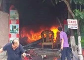 Vừa về đến, chủ chứng kiến nhà mình bốc cháy ngùn ngụt