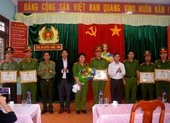 Khen thưởng lực lượng truy bắt kẻ cướp taxi bằng súng AK