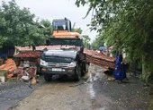 Xe chở máy công trình kéo sập cổng làng, tài xế tử vong