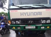 Xe tải nghi chở hàng lậu tông xe quản lý thị trường bỏ chạy