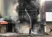 Giải cứu thai phụ kẹt trong đám cháy ở quận 5, TP.HCM