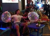 Tịch thu cả tạ bình 'khí cười’ ở phố Tây TP.HCM