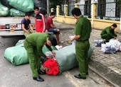 Nhiều quần áo, giày dép không rõ nguồn gốc trên xe tải