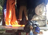 Xe chở phế liệu ‘độn’ rượu lậu đưa vào TP.HCM tiêu thụ