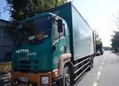 CSGT giữ 2 xe chở bưu phẩm vì nghi vận chuyển hàng lậu