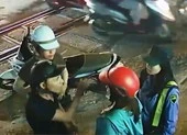 Đôi nam nữ vi phạm giao thông hành hung phóng viên