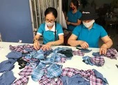 Bộ đội và phụ nữ phường xuyên đêm may khẩu trang tặng dân