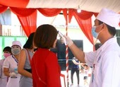 Đo thân nhiệt khách dự đám cưới của cô dâu Việt và chú rể Hàn