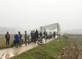 Dân lại chặn xe rác vào bãi rác Nam Sơn