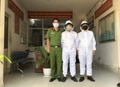 Công an phường mặc đồ bảo hộ để phòng, chống COVID-19