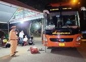 Xe khách không chấp hành, tông vào chốt kiểm soát COVID-19