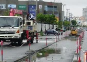 3 xe sửa điện chắn đường làm hàng loạt ô tô phải quay đầu, chạy ngược chiều