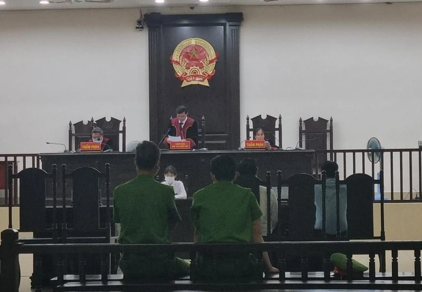 Hội đồng xét xử tuyên án vào tối 26-5. Ảnh: HẢI HIẾU Hội đồng xét xử tuyên án vào tối 26-5. Ảnh: HẢI HIẾU