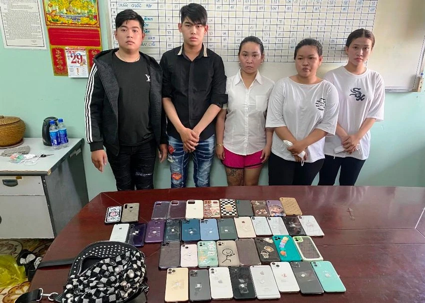 Nhóm năm nghi phạm cùng tang vật. Ảnh: H.H Nhóm năm nghi phạm cùng tang vật. Ảnh: H.H