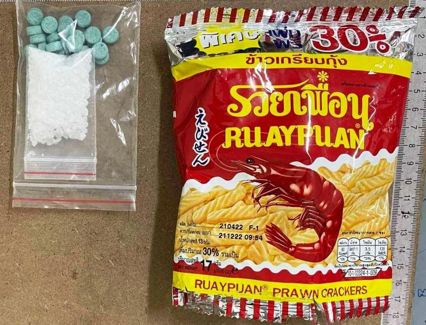 Gói chứa các loại ma túy được ngụy trang trong vỏ bao bì đựng thực phẩm. Ảnh: H.H Gói chứa các loại ma túy được ngụy trang trong vỏ bao bì đựng thực phẩm. Ảnh: H.H