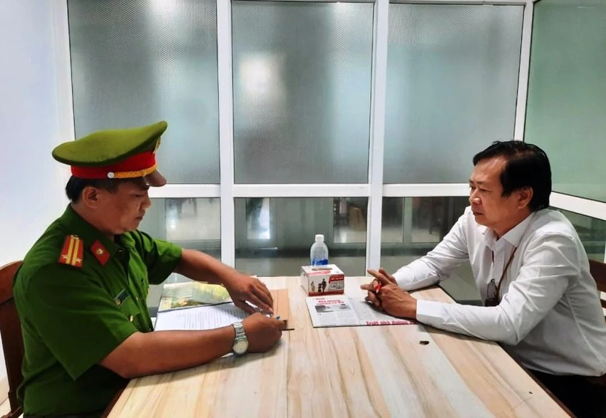 Công an thực hiện lệnh bắt tạm giam ông Tôn Thất Thạnh. Ảnh: H.H Công an thực hiện lệnh bắt tạm giam ông Tôn Thất Thạnh. Ảnh: H.H