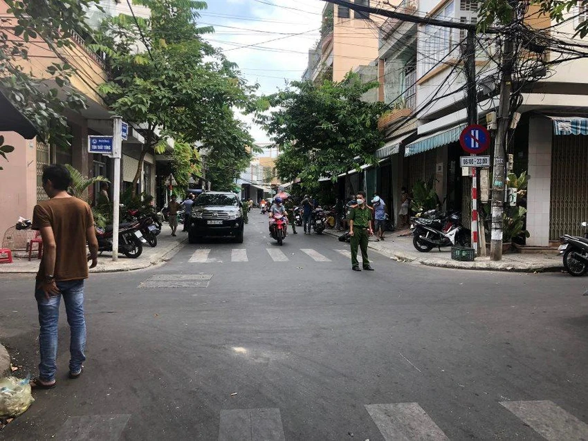 Công an phong tỏa hiện trường, điều tra vụ hỗn chiến. Ảnh: H.H
