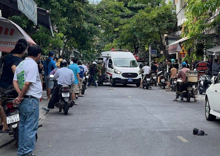 Xe cấp cứu đưa nam thanh niên đến bệnh viện nhưng sau đó anh ta bỏ trốn. Ảnh: H.H Xe cấp cứu đưa nam thanh niên đến bệnh viện nhưng sau đó anh ta bỏ trốn. Ảnh: H.H